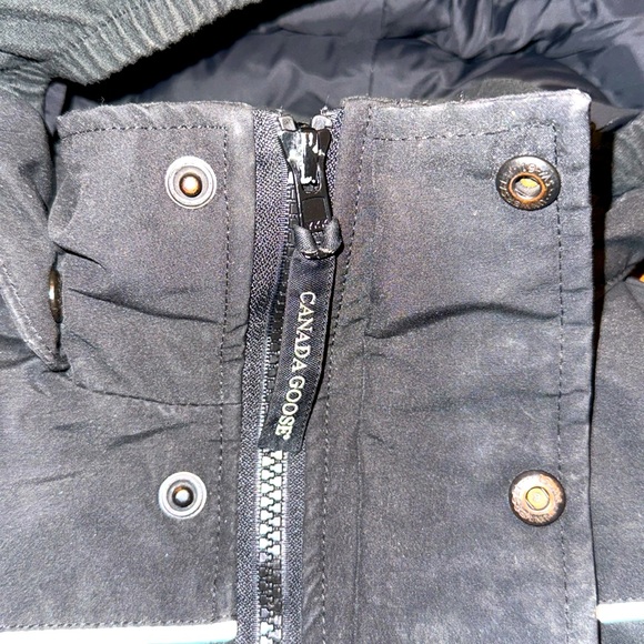 Unisex black Canada Goose, good condition, hardwa still functional. Size 2t-3t - Picture 6 of 6